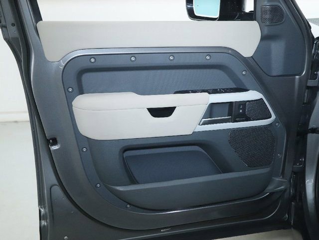Used 2023 Land Rover Defender 110 SE image 32