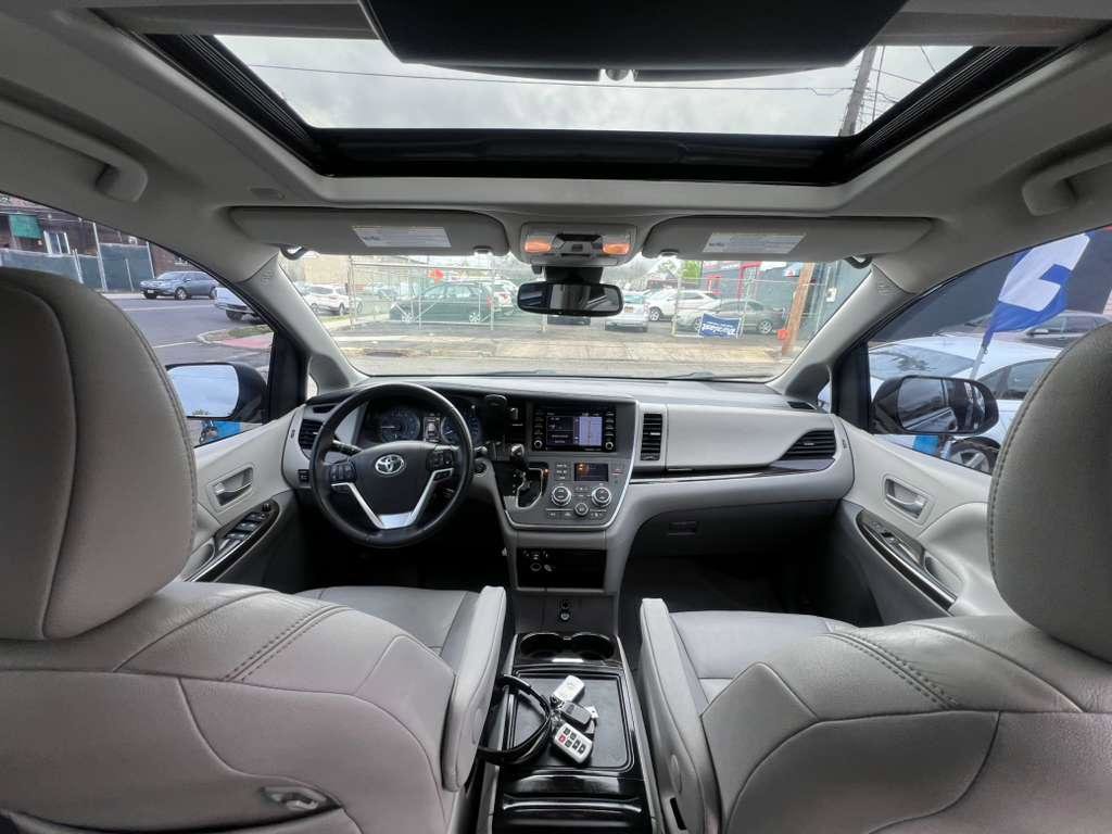 Used 2020 Toyota Sienna XLE w/ XLE Navigation Package AWD/4WD image 16