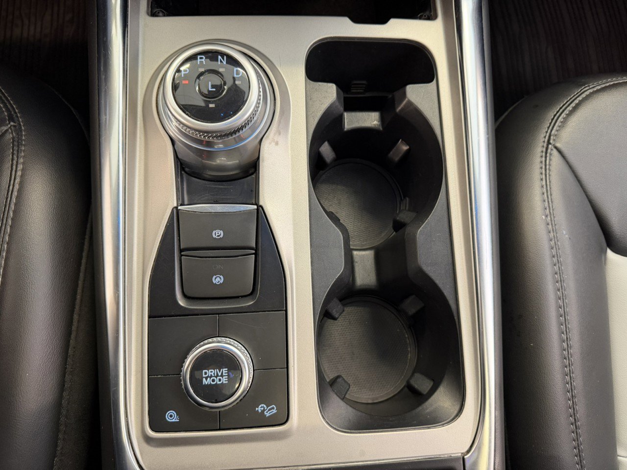 Used 2022 Ford Explorer XLT w/ Equipment Group 202A AWD/4WD image 19