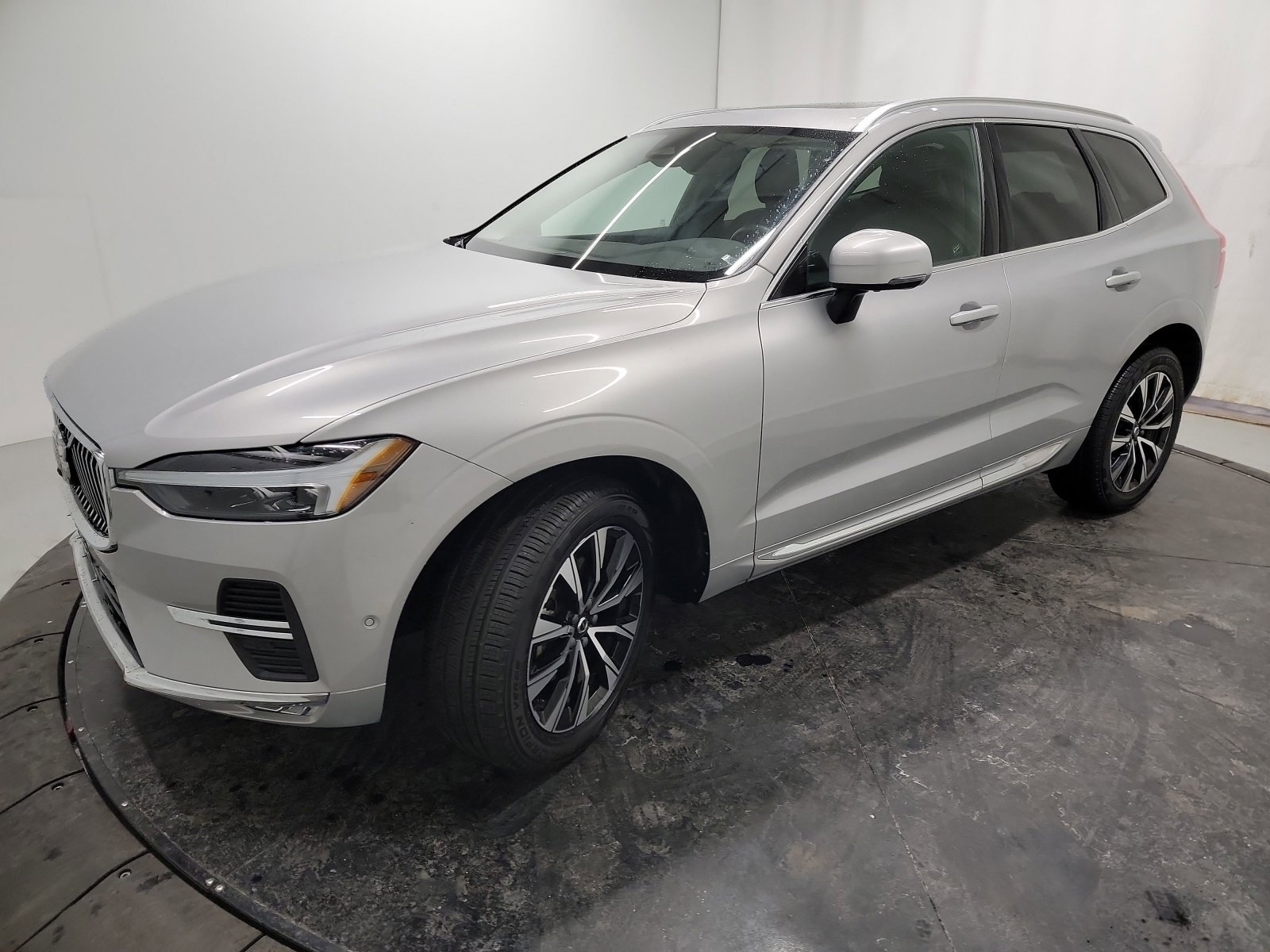 Used 2023 Volvo XC60 B5 Plus image 3