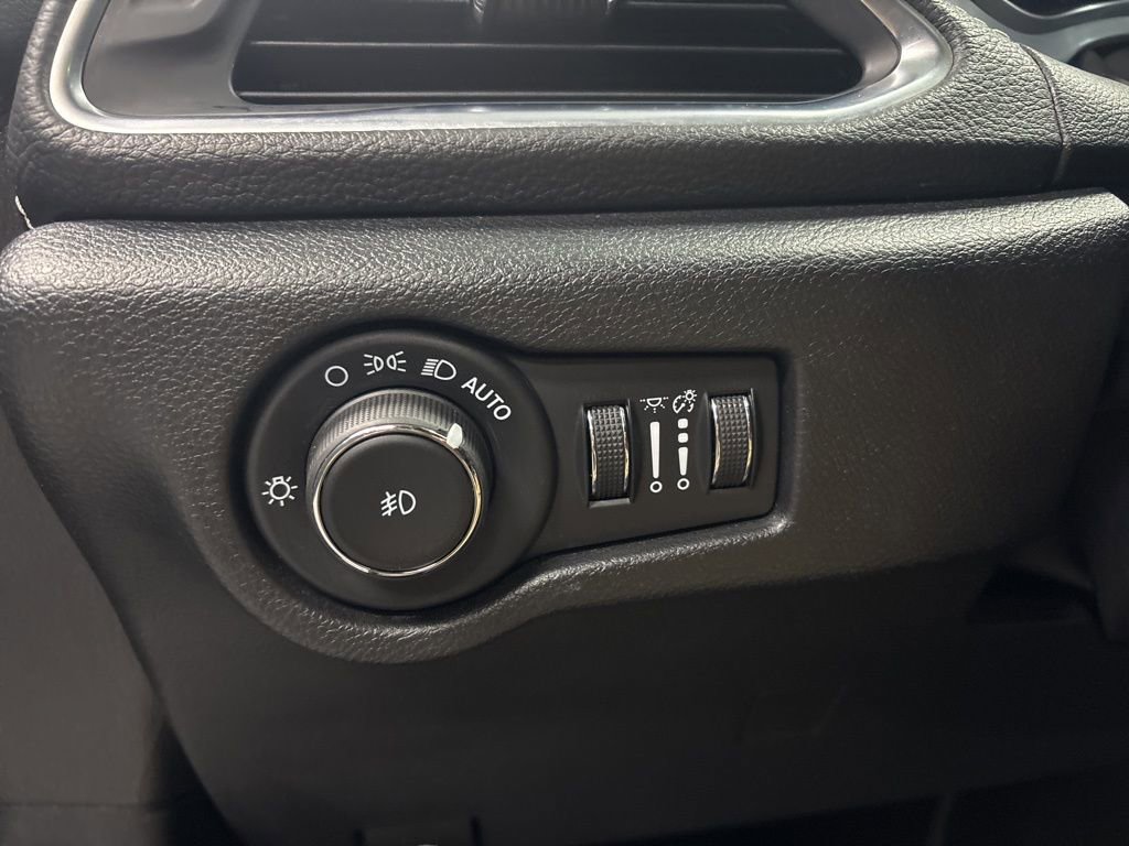 Used 2025 Chrysler Pacifica Limited image 16