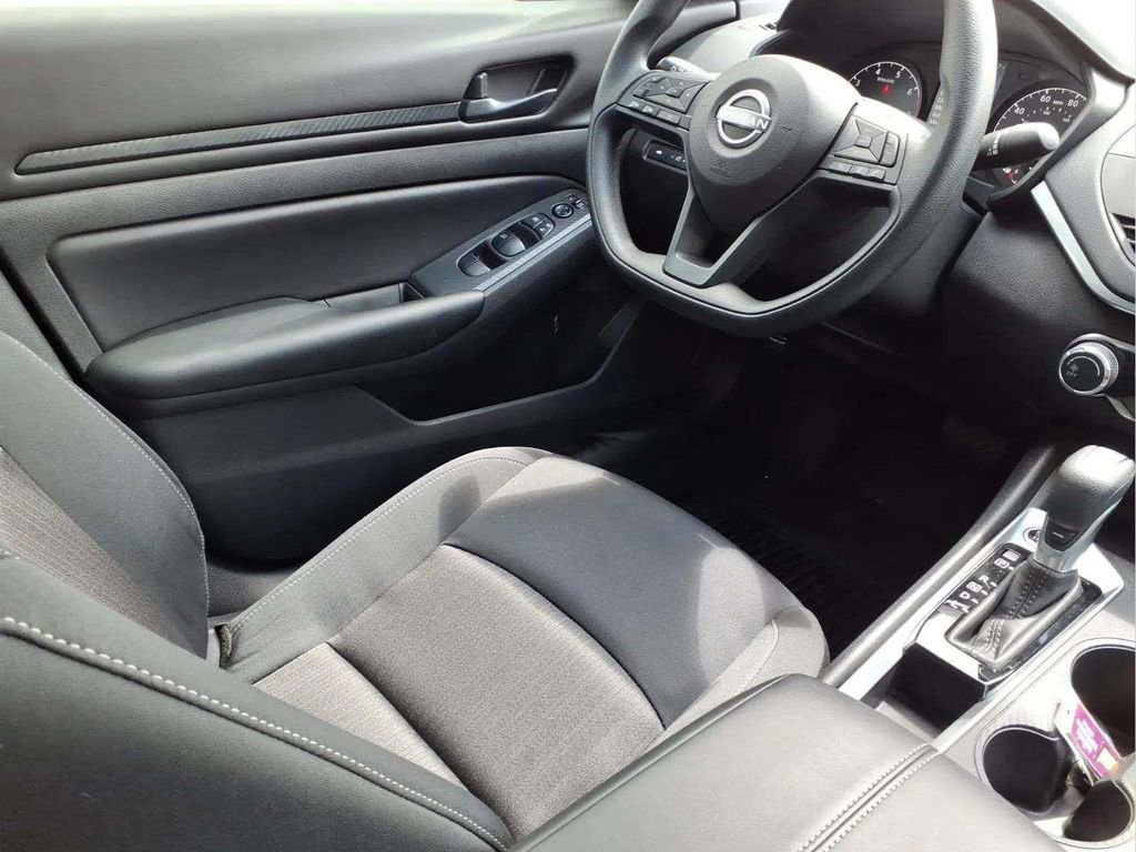 Used 2025 Nissan Altima 2.5 S image 9