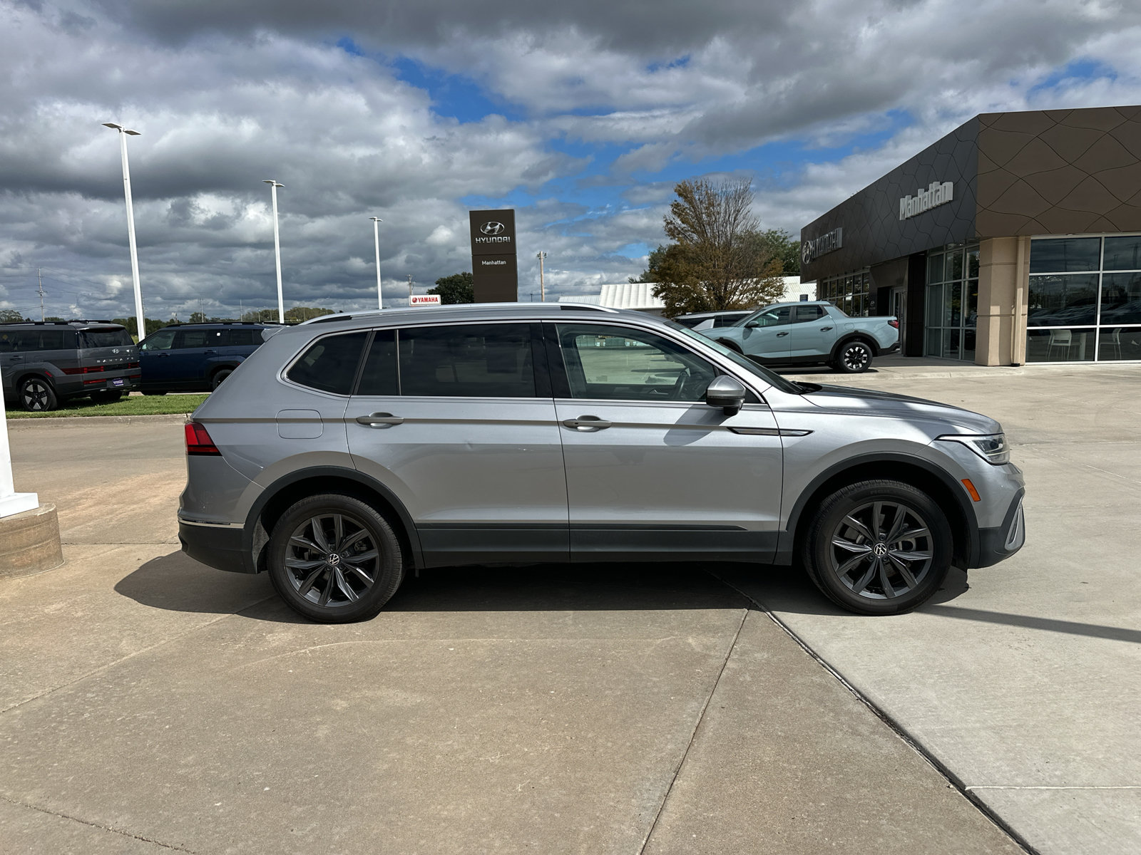 Used 2023 Volkswagen Tiguan SE FWD image 12