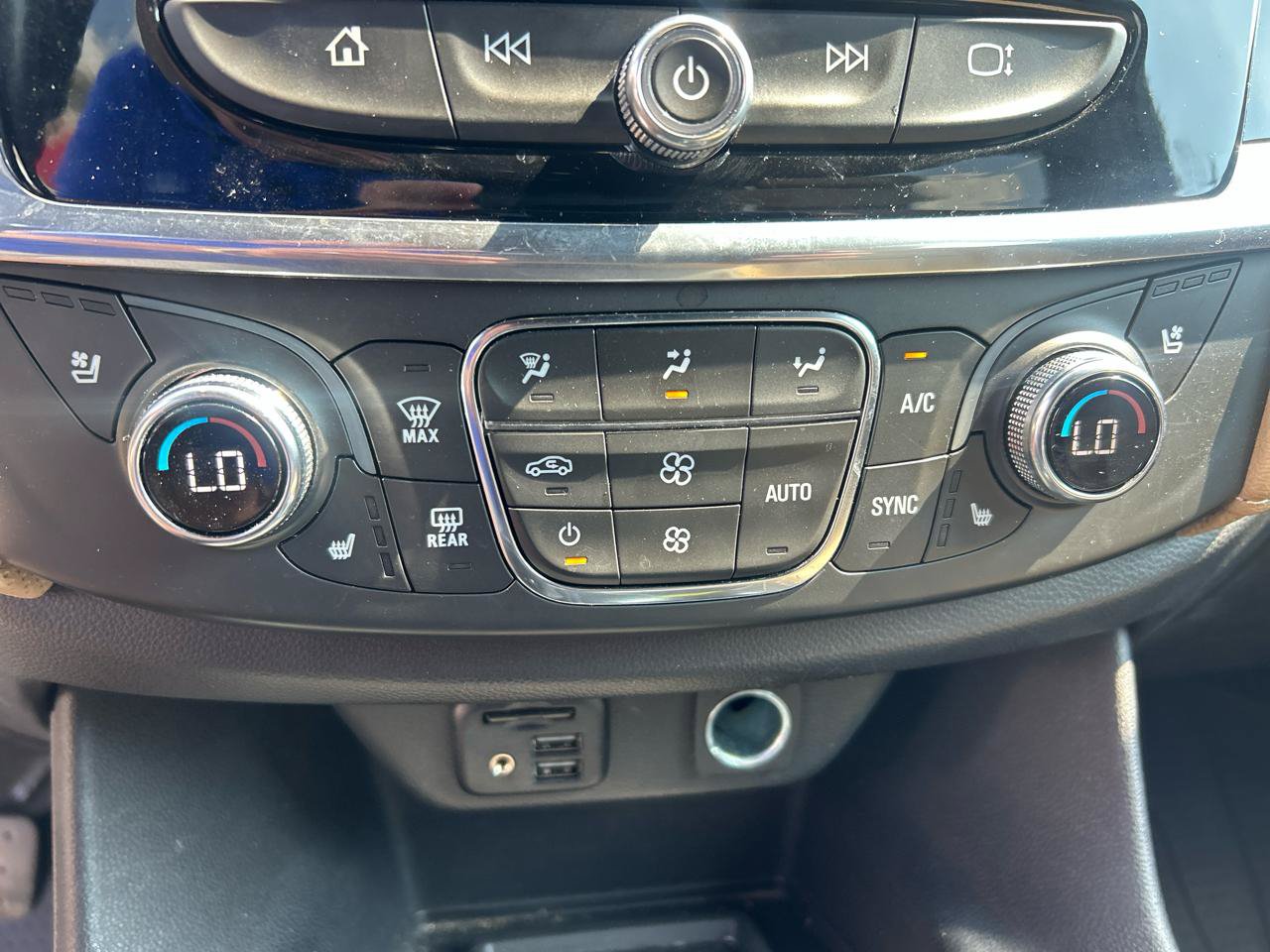 Used 2022 Chevrolet Traverse Premier w/ LPO, Floor Liner Package FWD image 21
