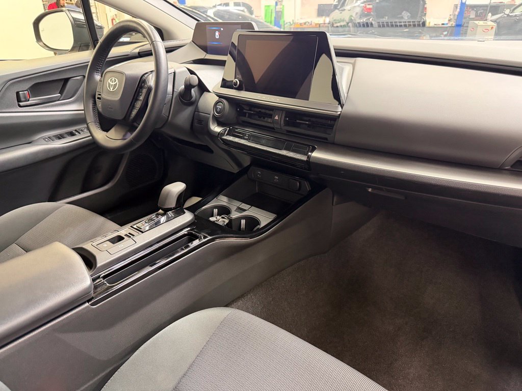 Used 2025 Toyota Prius LE FWD image 10