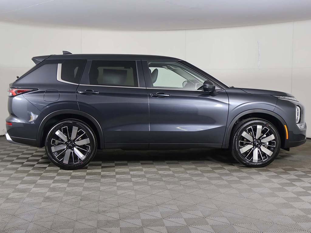 New 2025 Mitsubishi Outlander SE image 14