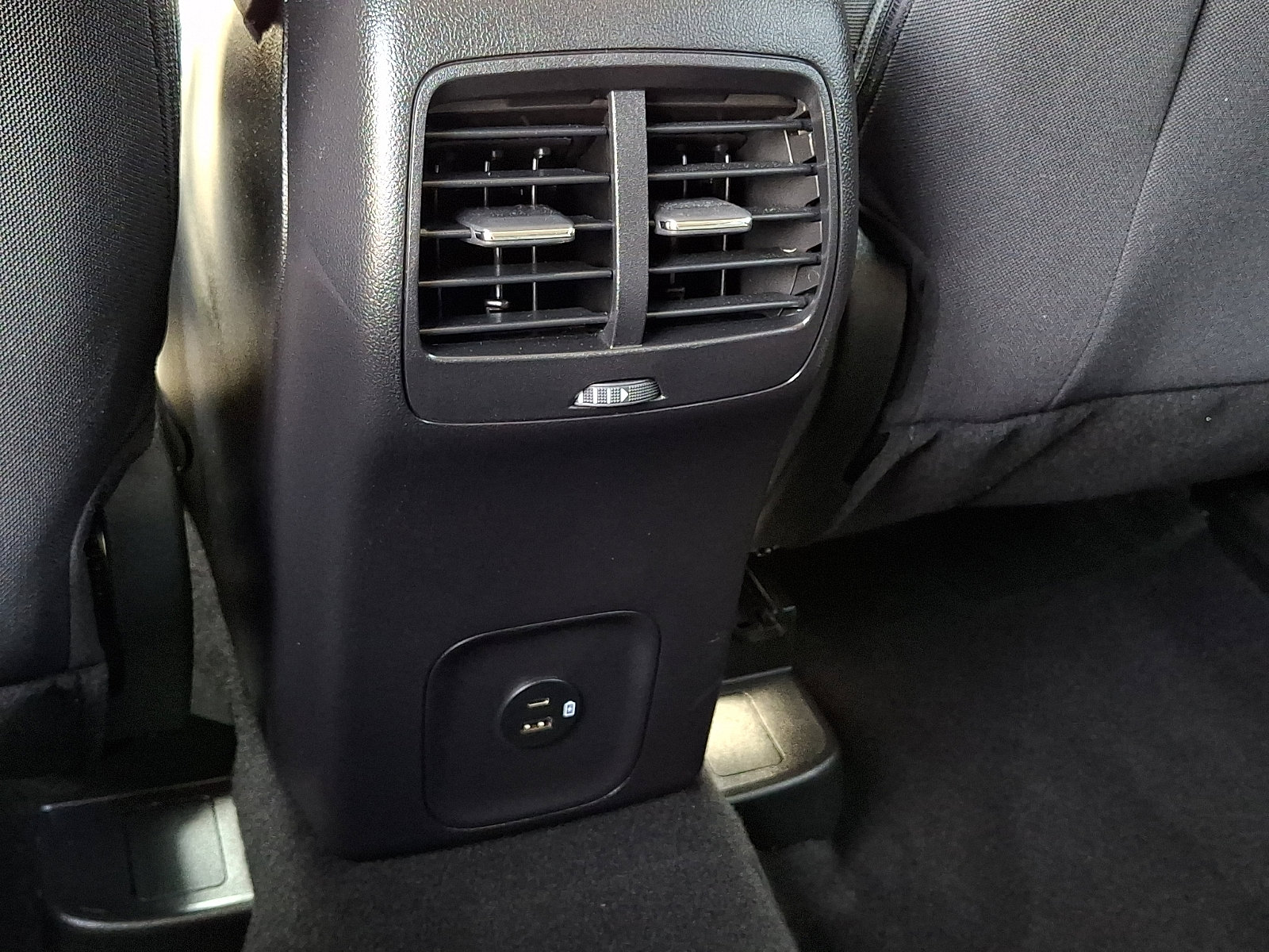 Certified 2022 Ford Escape SE w/ SE Sport Appearance Package image 12