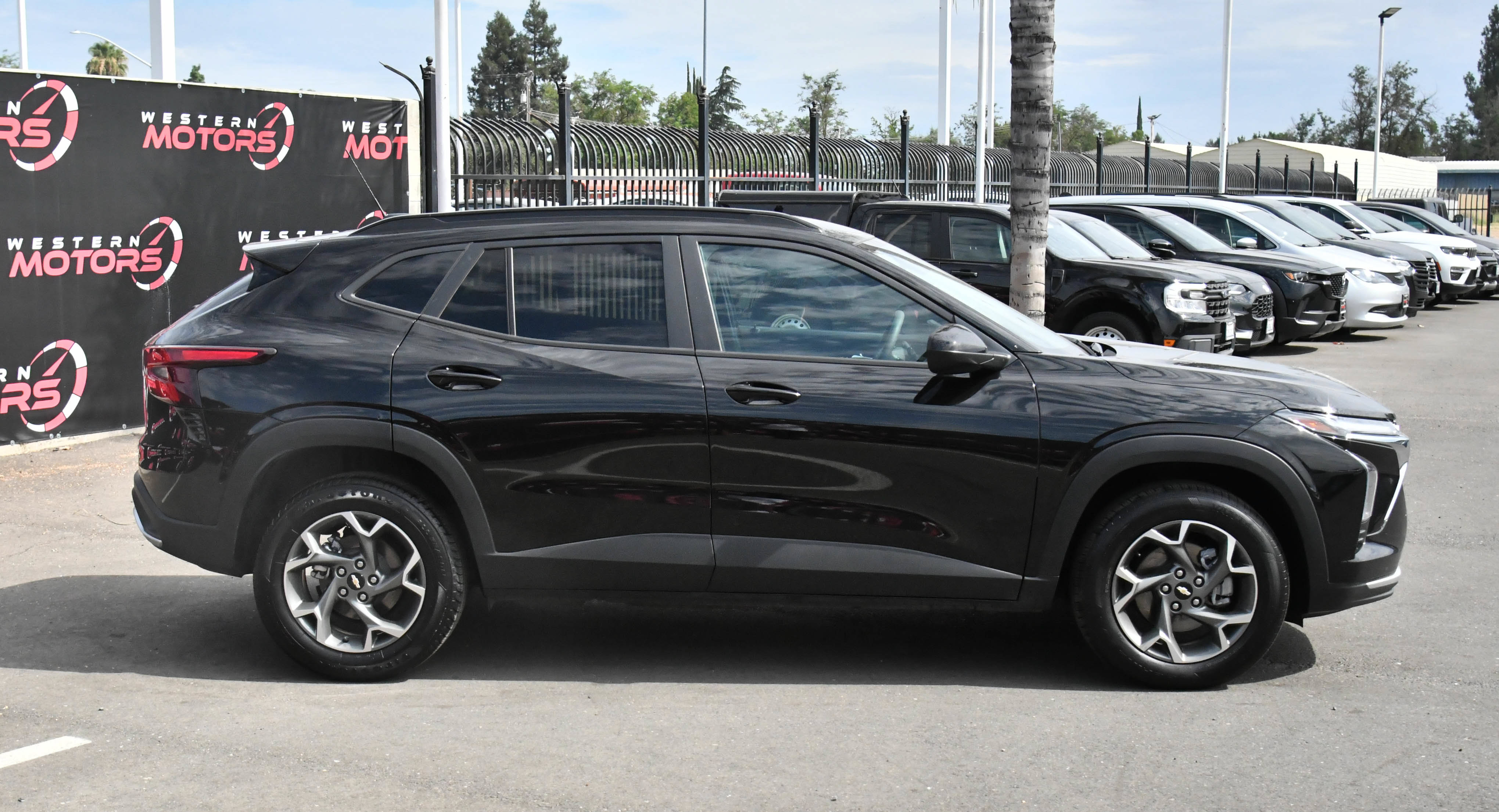 Used 2025 Chevrolet Trax LT FWD image 9