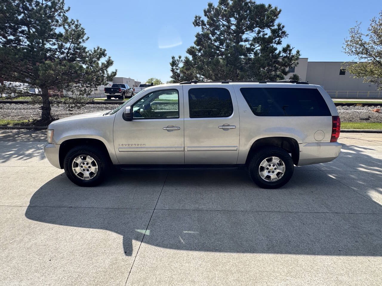 Used 2007 Chevrolet Suburban LT w/ LT Preferred Equipment Group AWD/4WD image 2