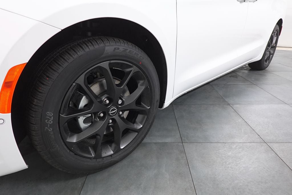 New 2026 Chrysler Pacifica Select w/ S Appearance Package FWD image 31