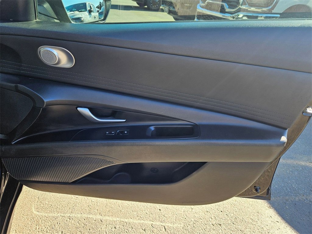 Used 2022 Hyundai Elantra SE w/ Cargo Package image 17