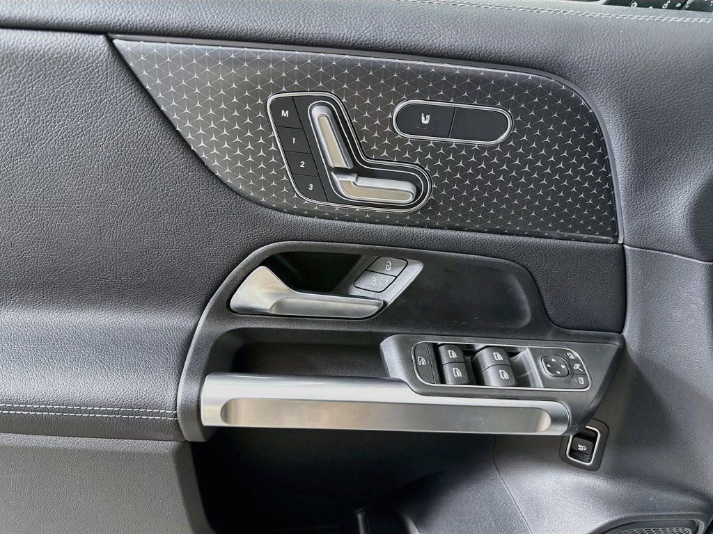 Used 2025 Mercedes-Benz GLB 250 4MATIC w/ Winter Package image 17