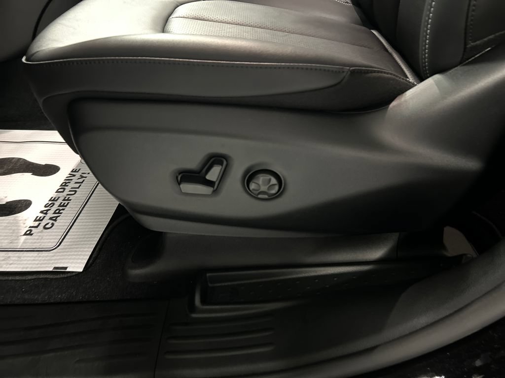 New 2027 Chrysler Pacifica Select w/ Family Tech Group FWD image 11