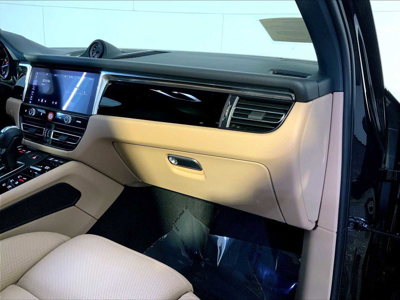 Certified 2025 Porsche Macan image 22