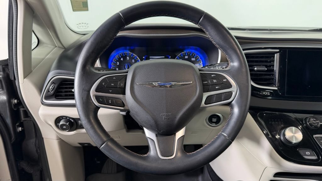Used 2018 Chrysler Pacifica Touring-L w/ Premium Audio Group FWD image 17