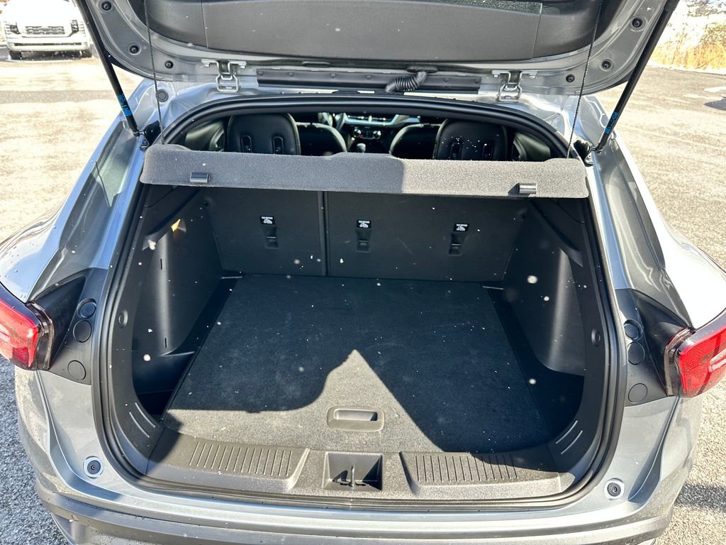 Used 2025 Chevrolet Trax RS w/ Sunroof Package image 8