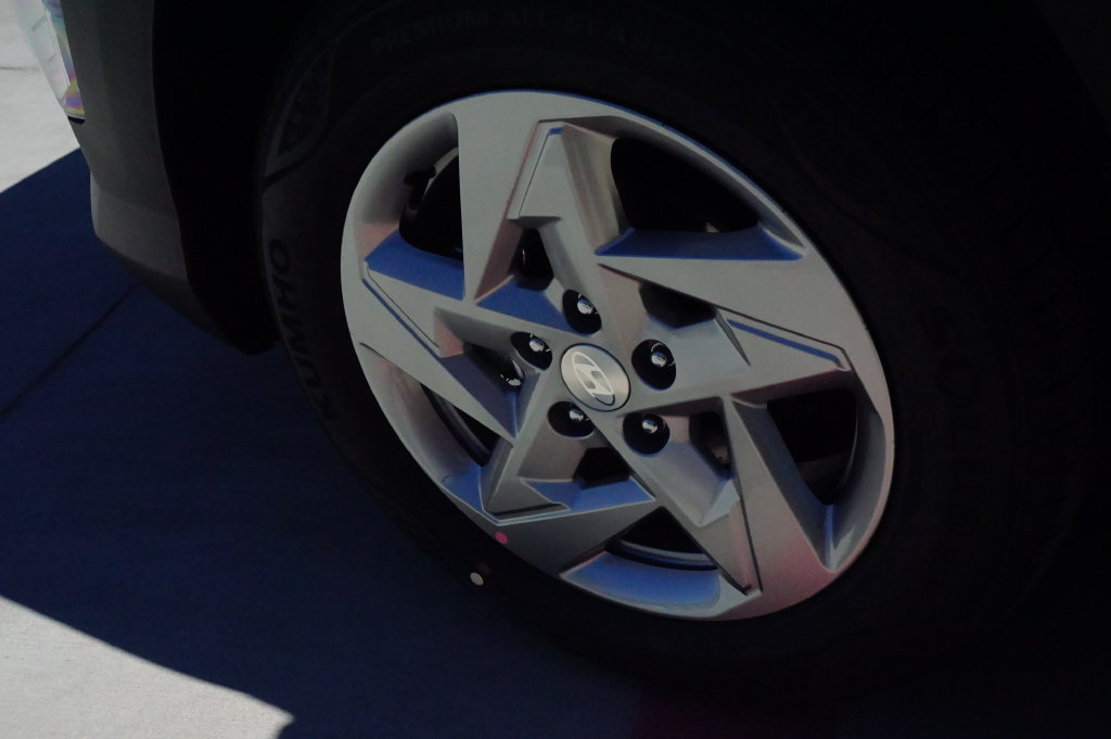 New 2027 Hyundai Kona SE FWD image 8