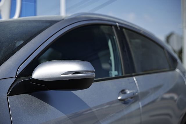 Used 2021 Honda HR-V EX-L image 3