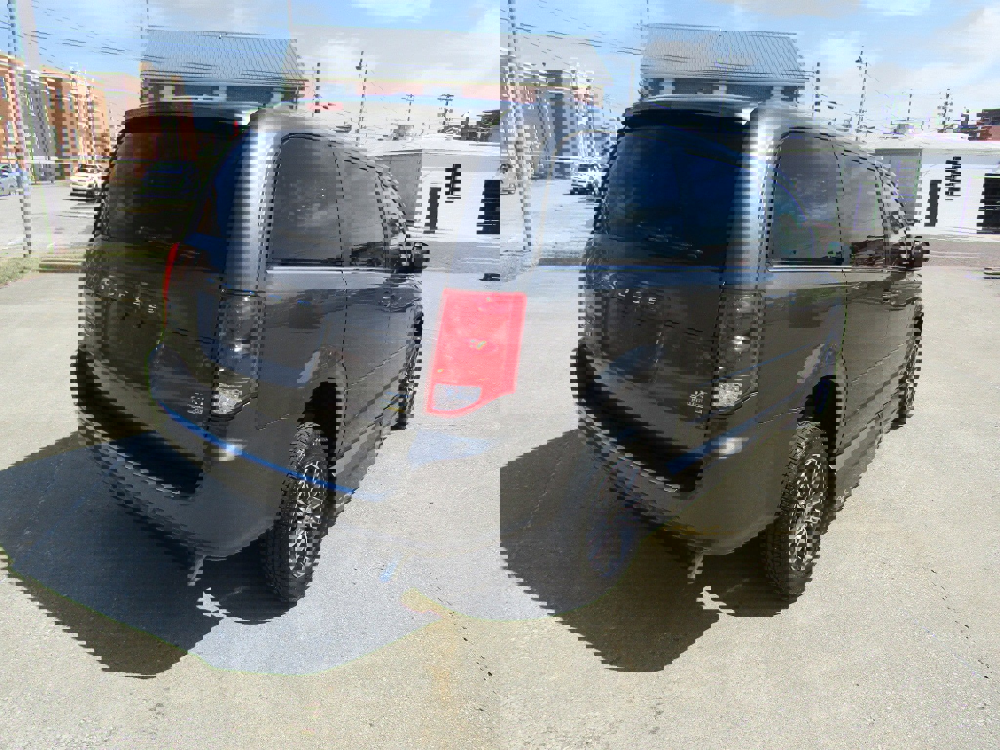 Used 2017 Dodge Grand Caravan SXT image 3