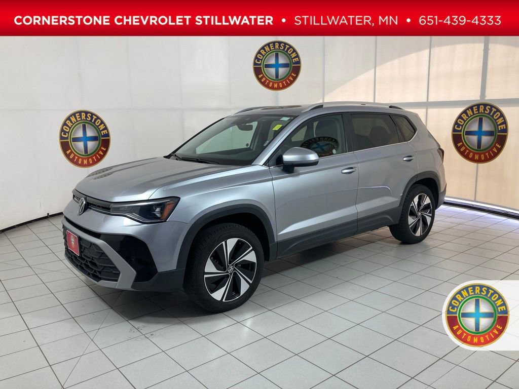 Used 2025 Volkswagen Taos SE AWD/4WD image 1