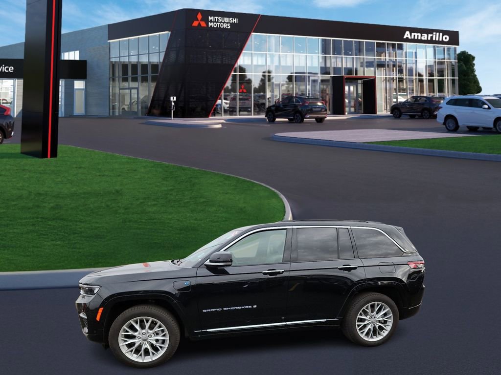 Used 2024 Jeep Grand Cherokee Summit w/ Luxury Tech Group V image 2