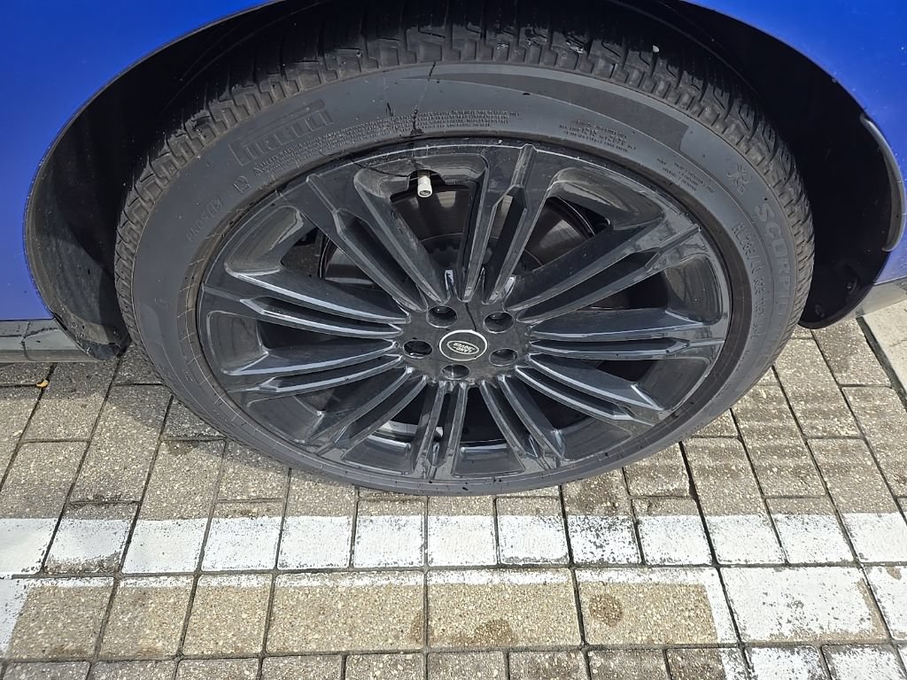 Certified 2025 Land Rover Range Rover SE AWD/4WD image 9