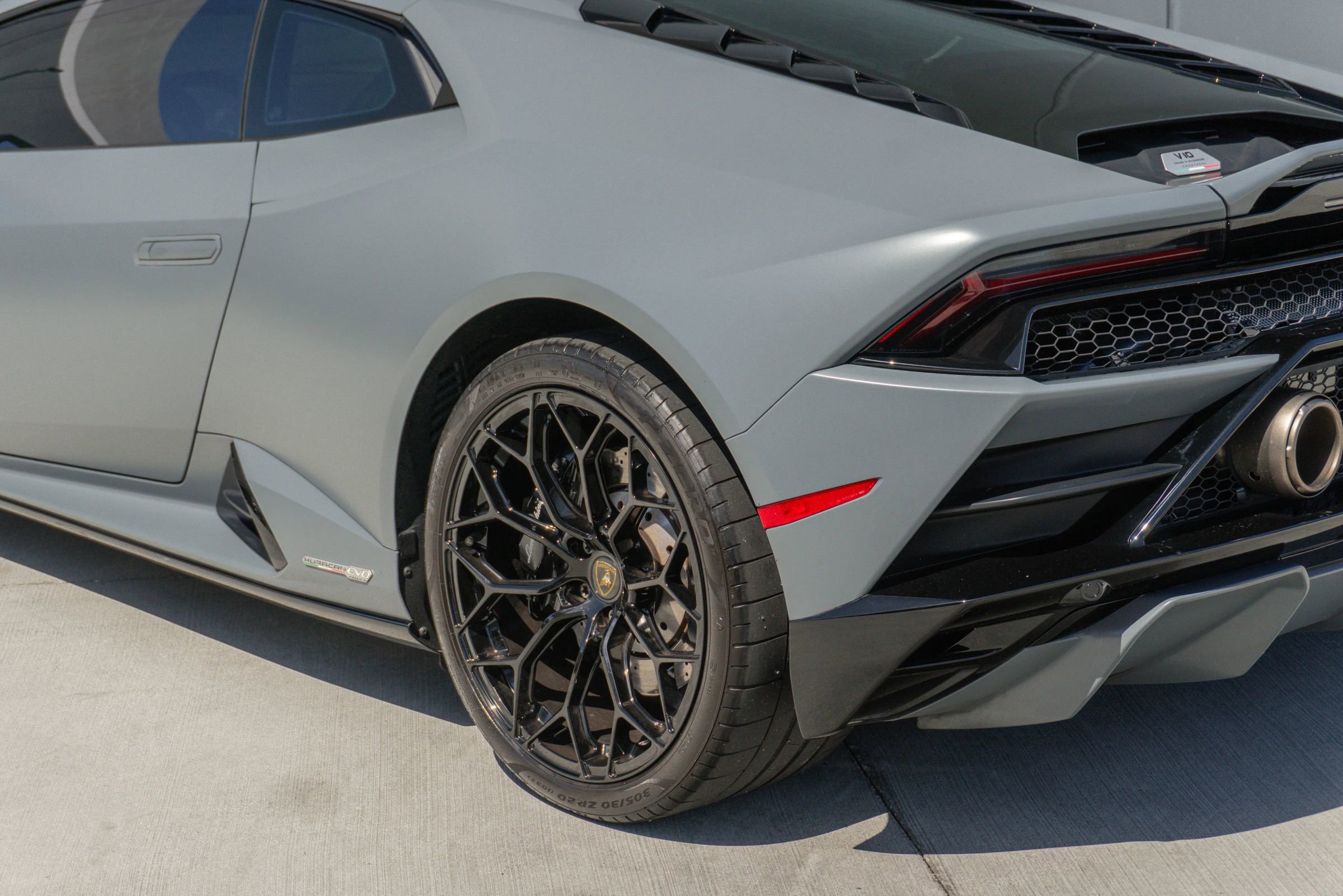 Used 2022 Lamborghini Huracan EVO RWD image 46