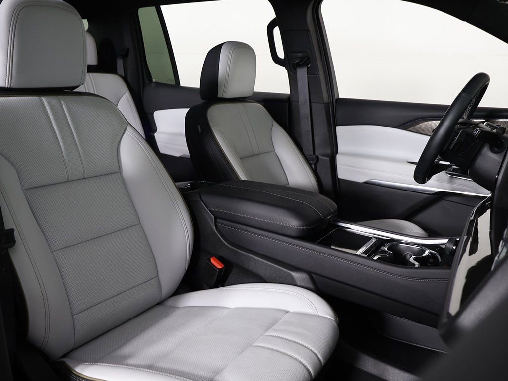 Used 2025 Chevrolet Traverse High Country w/ LPO, Cargo Package image 32