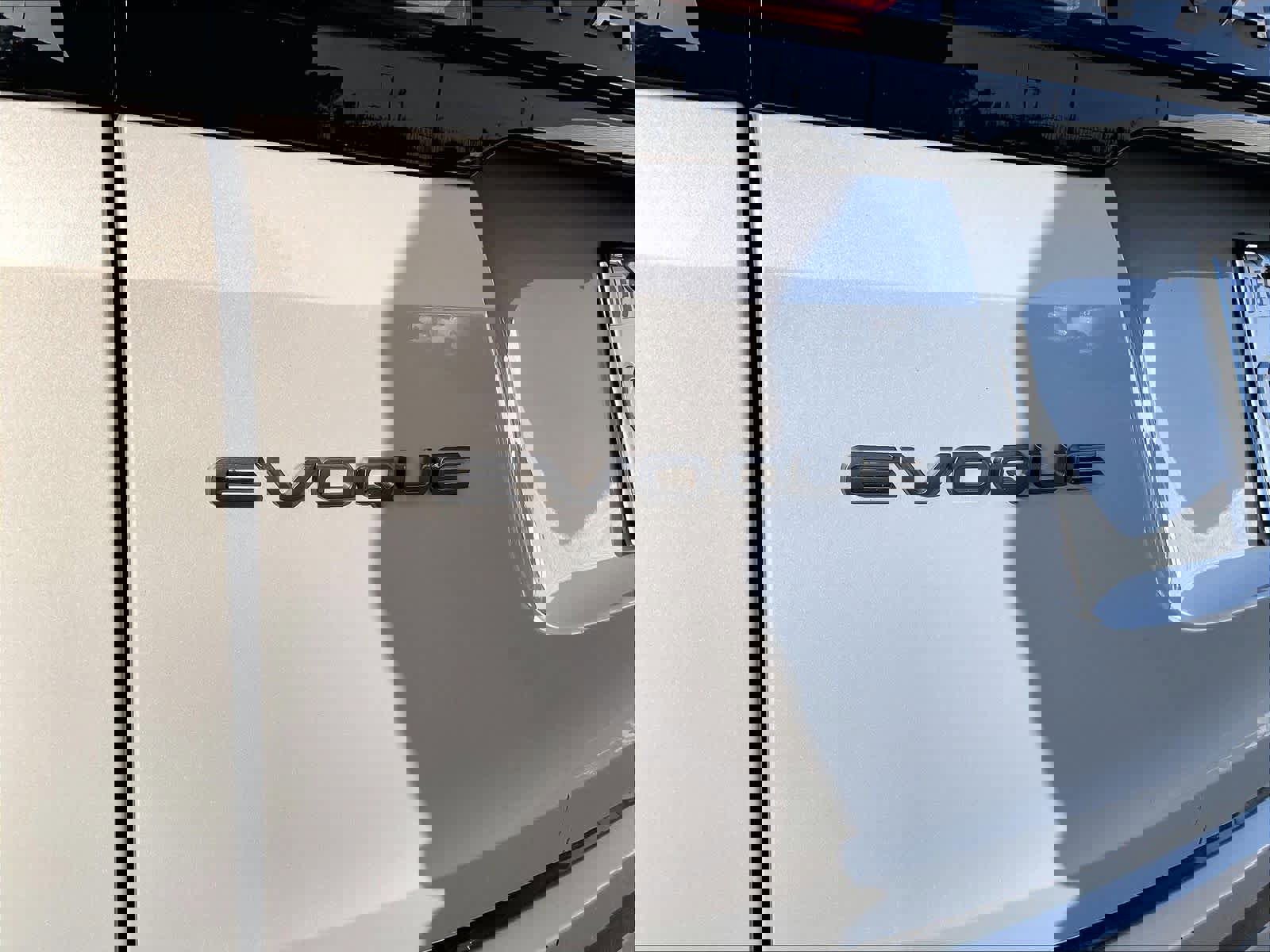 Used 2023 Land Rover Range Rover Evoque R-Dynamic SE image 10