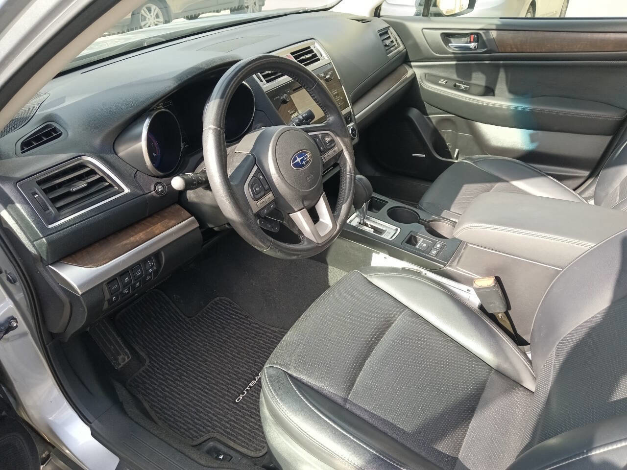 Used 2017 Subaru Outback 2.5i Limited image 2