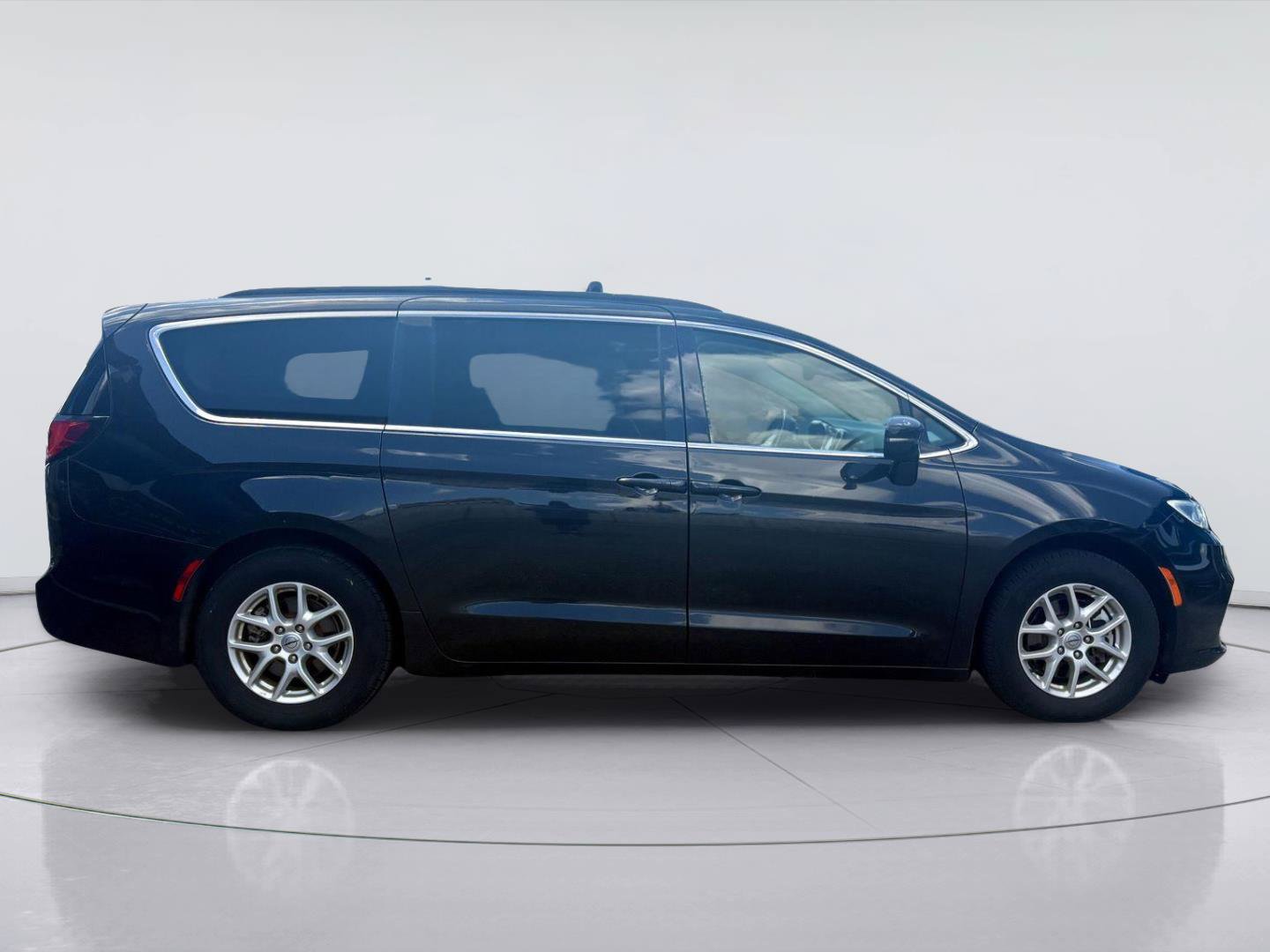 Used 2022 Chrysler Pacifica Touring-L FWD image 2