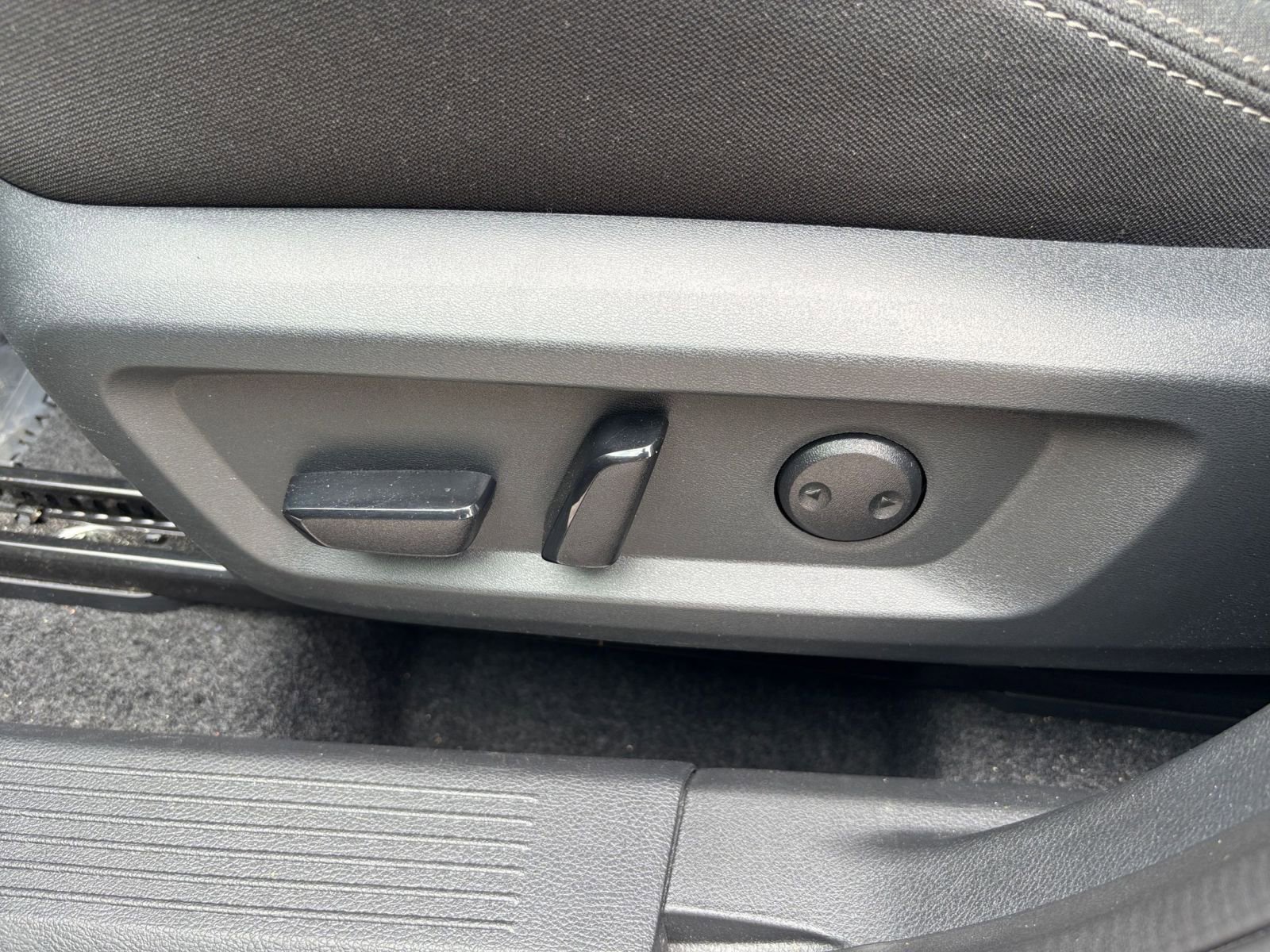 Used 2025 Nissan Rogue SV FWD image 21