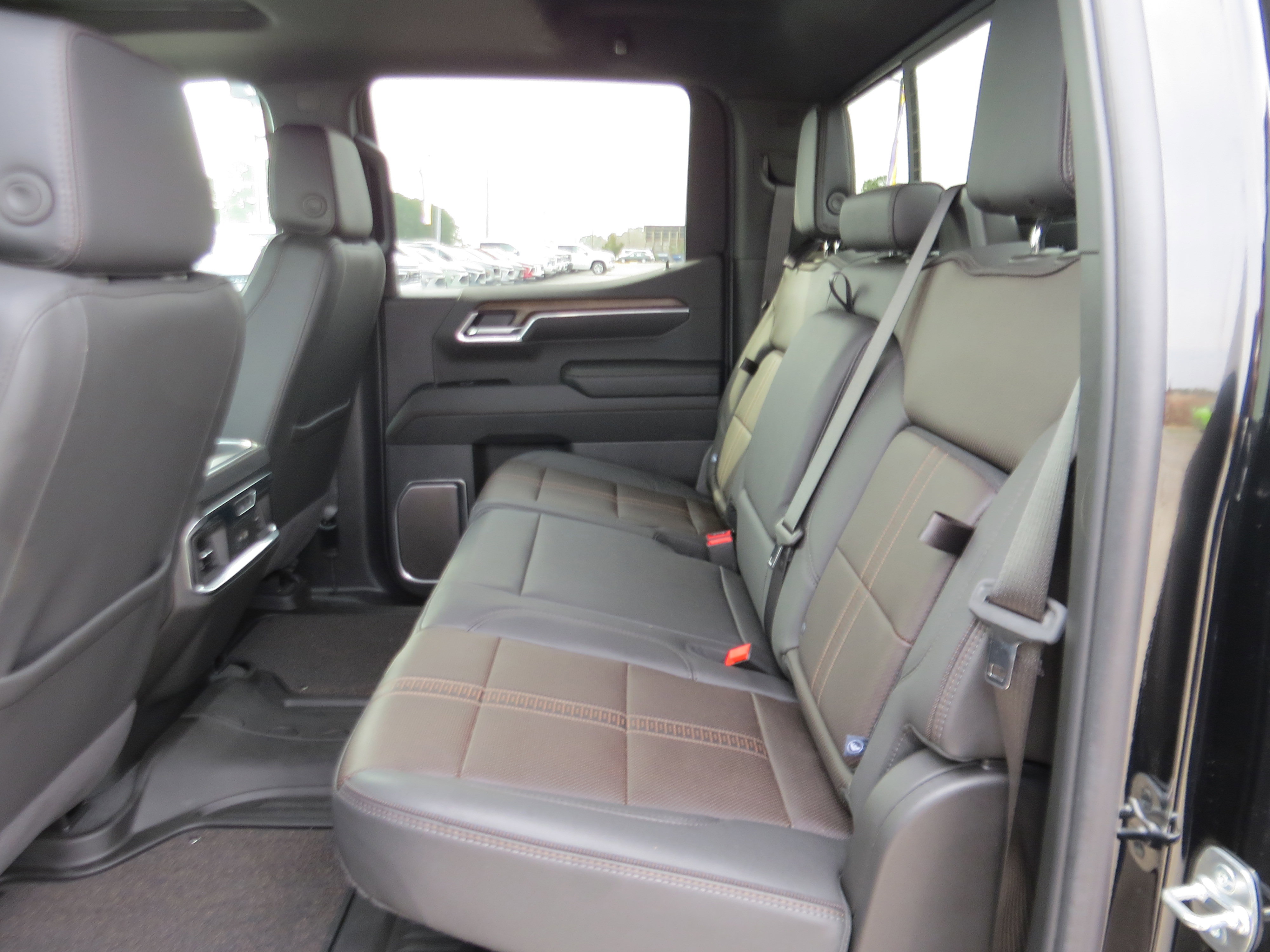 Used 2025 Chevrolet Silverado 1500 High Country w/ Midnight Edition AWD/4WD image 17