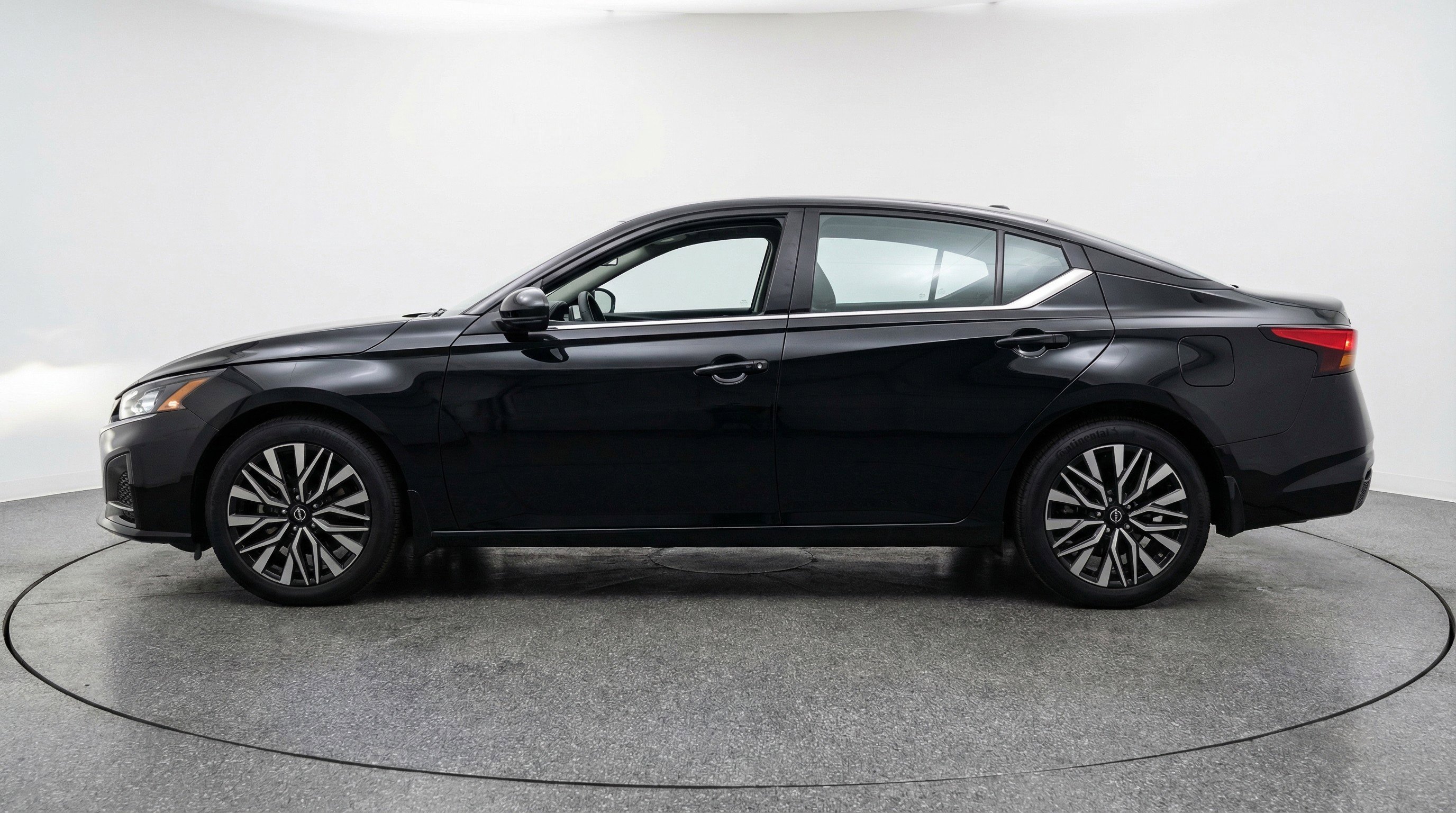 Used 2025 Nissan Altima 2.5 SV FWD image 5