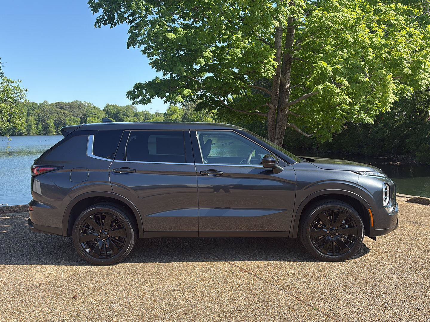 New 2026 Mitsubishi Outlander LE FWD image 3