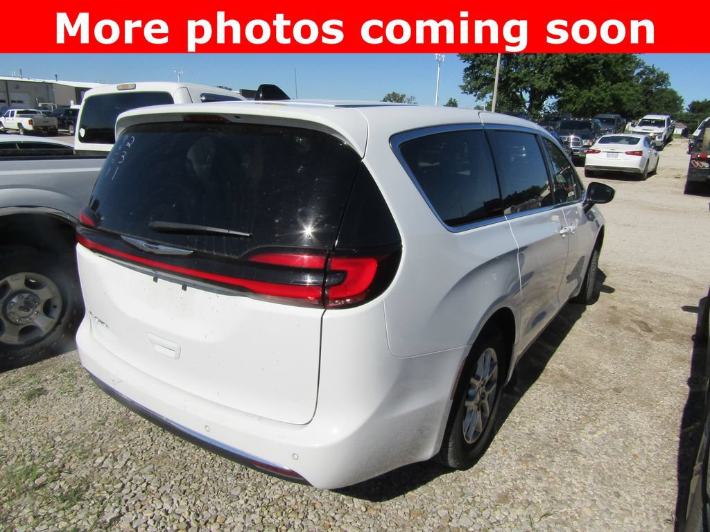 Used 2023 Chrysler Pacifica Touring-L FWD image 5