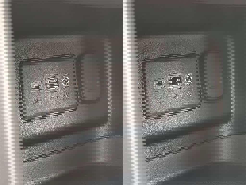 Used 2019 Chevrolet Equinox LT w/ Driver Convenience Package image 28