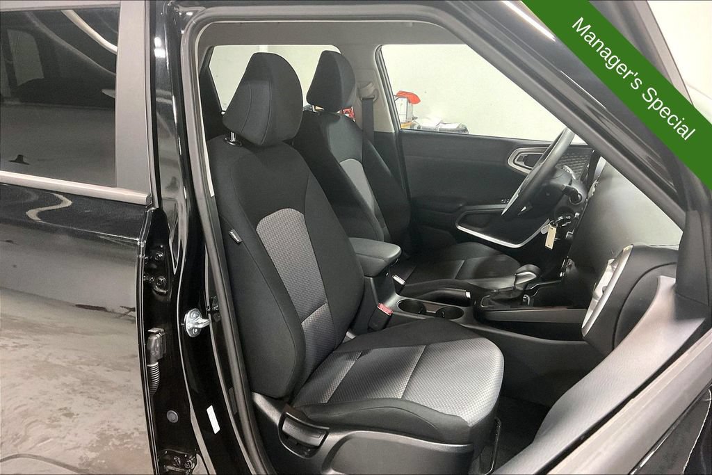 Used 2025 Kia Soul LX FWD image 9
