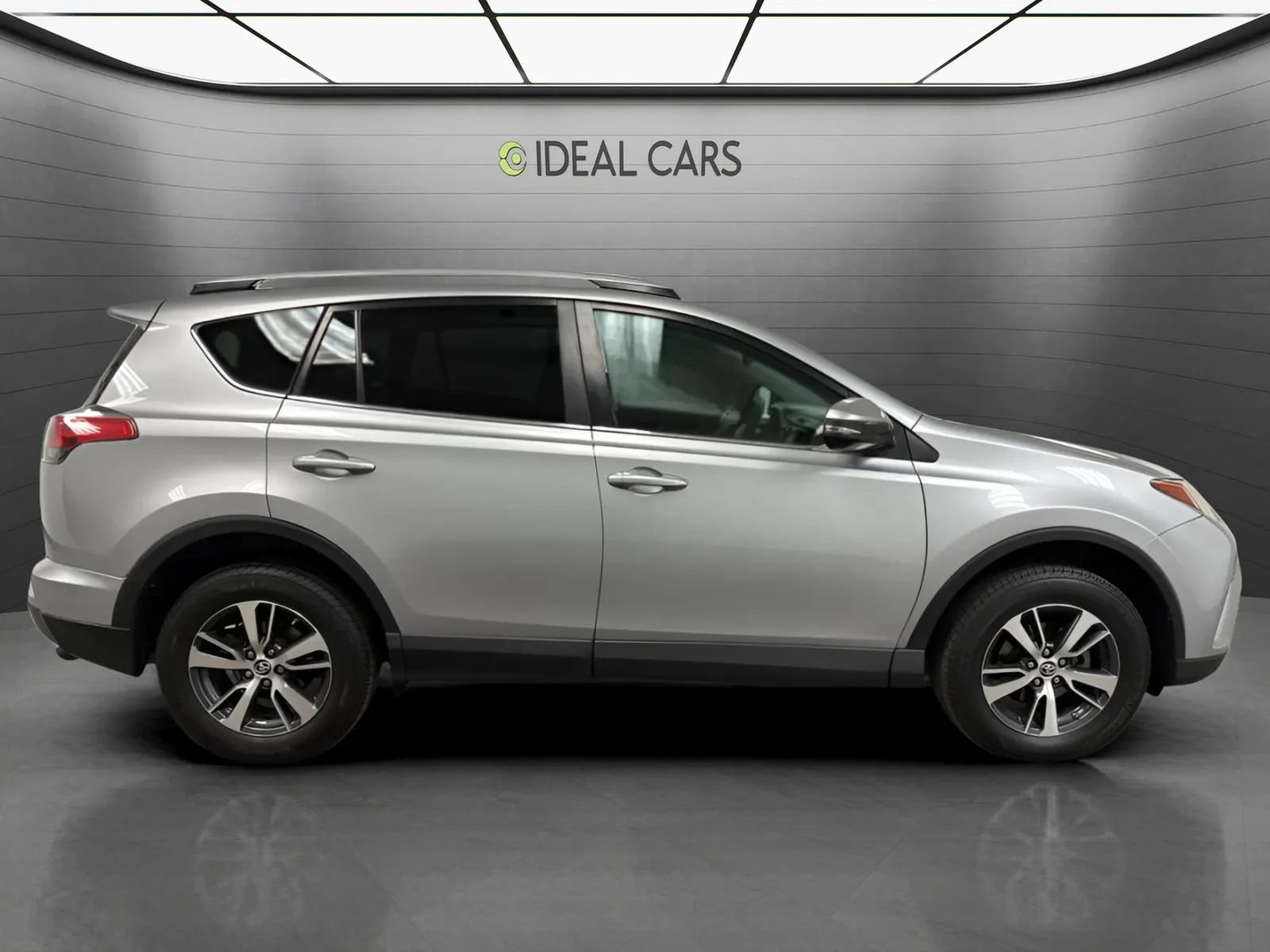 Used 2016 Toyota RAV4 XLE AWD/4WD image 4