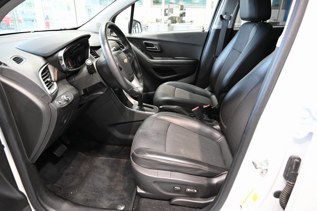 Used 2022 Chevrolet Trax LT w/ Sport Edition image 9
