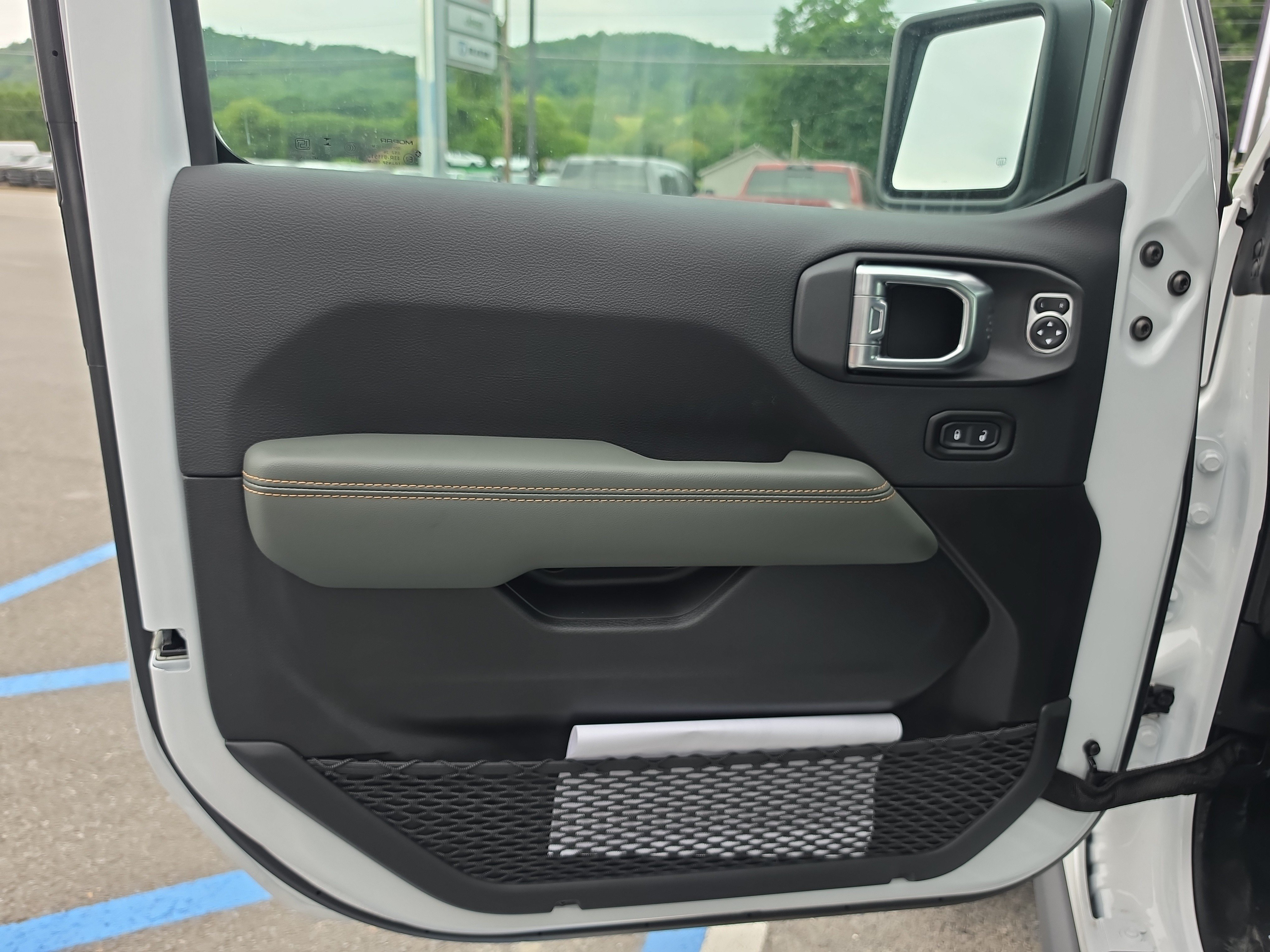 New 2026 Jeep Gladiator Mojave w/ Steel Bumper Group AWD/4WD image 17