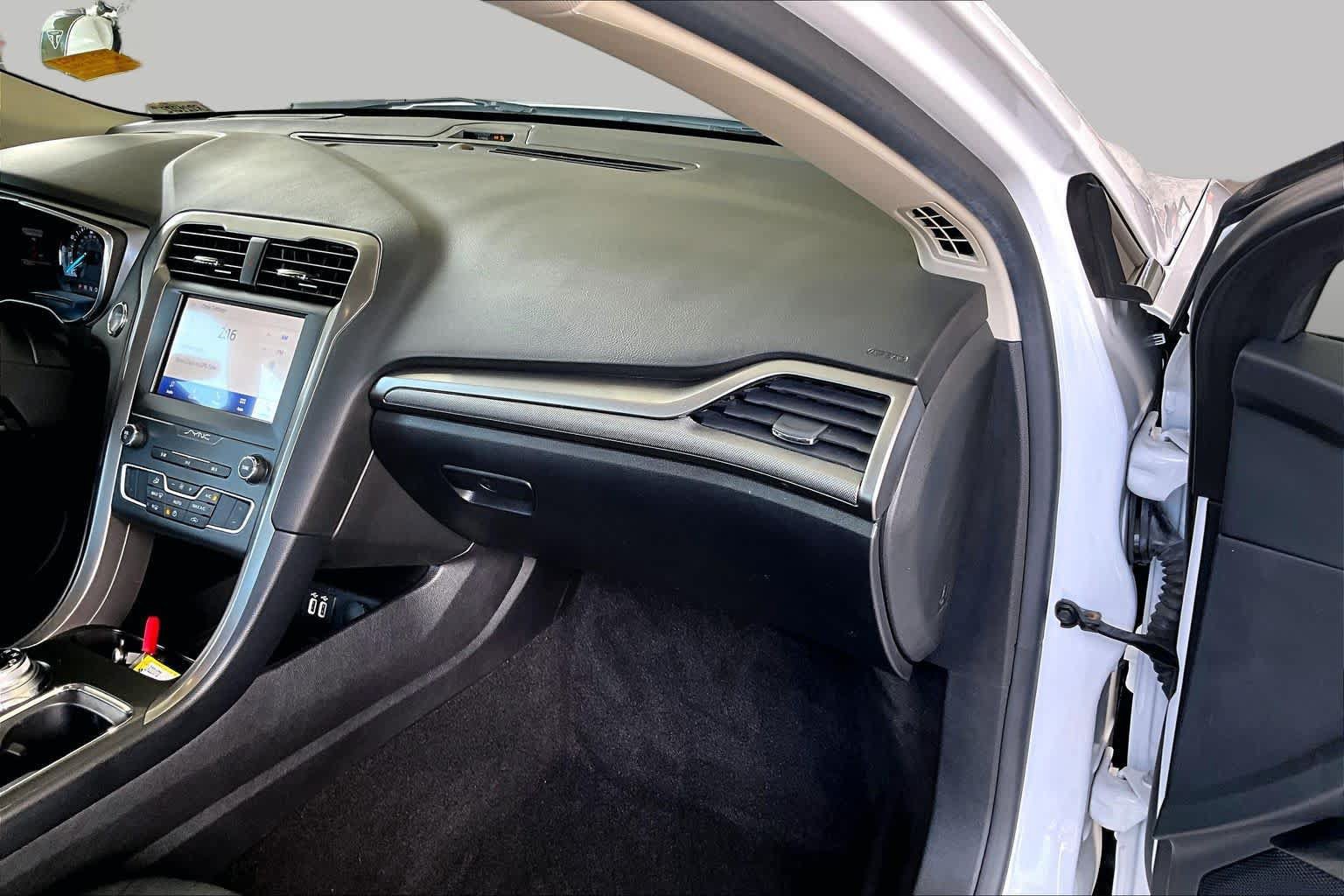 Used 2020 Ford Fusion SE FWD image 18