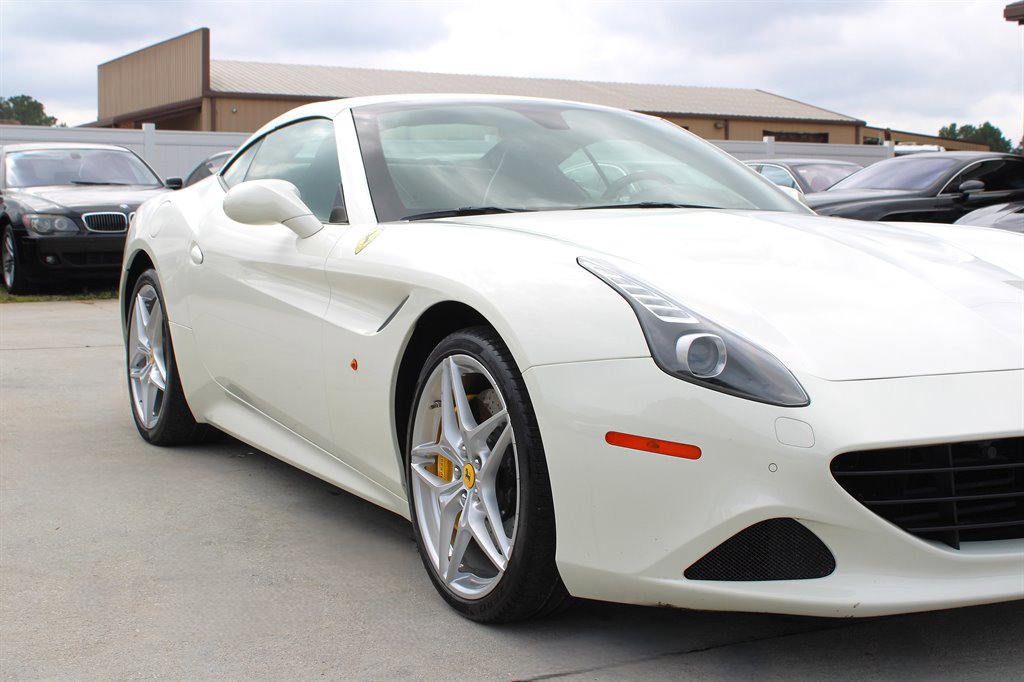 Used 2015 Ferrari California T RWD image 19