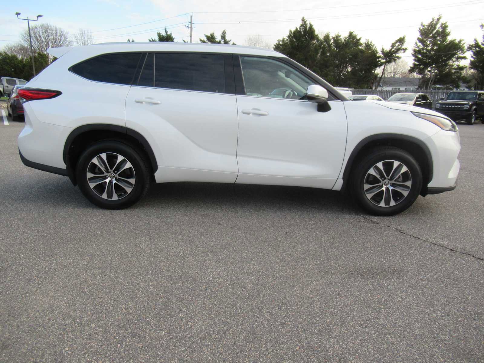 Used 2022 Toyota Highlander XLE image 4