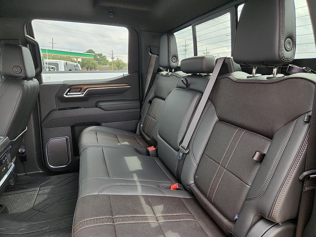 Used 2025 Chevrolet Silverado 1500 High Country AWD/4WD image 7