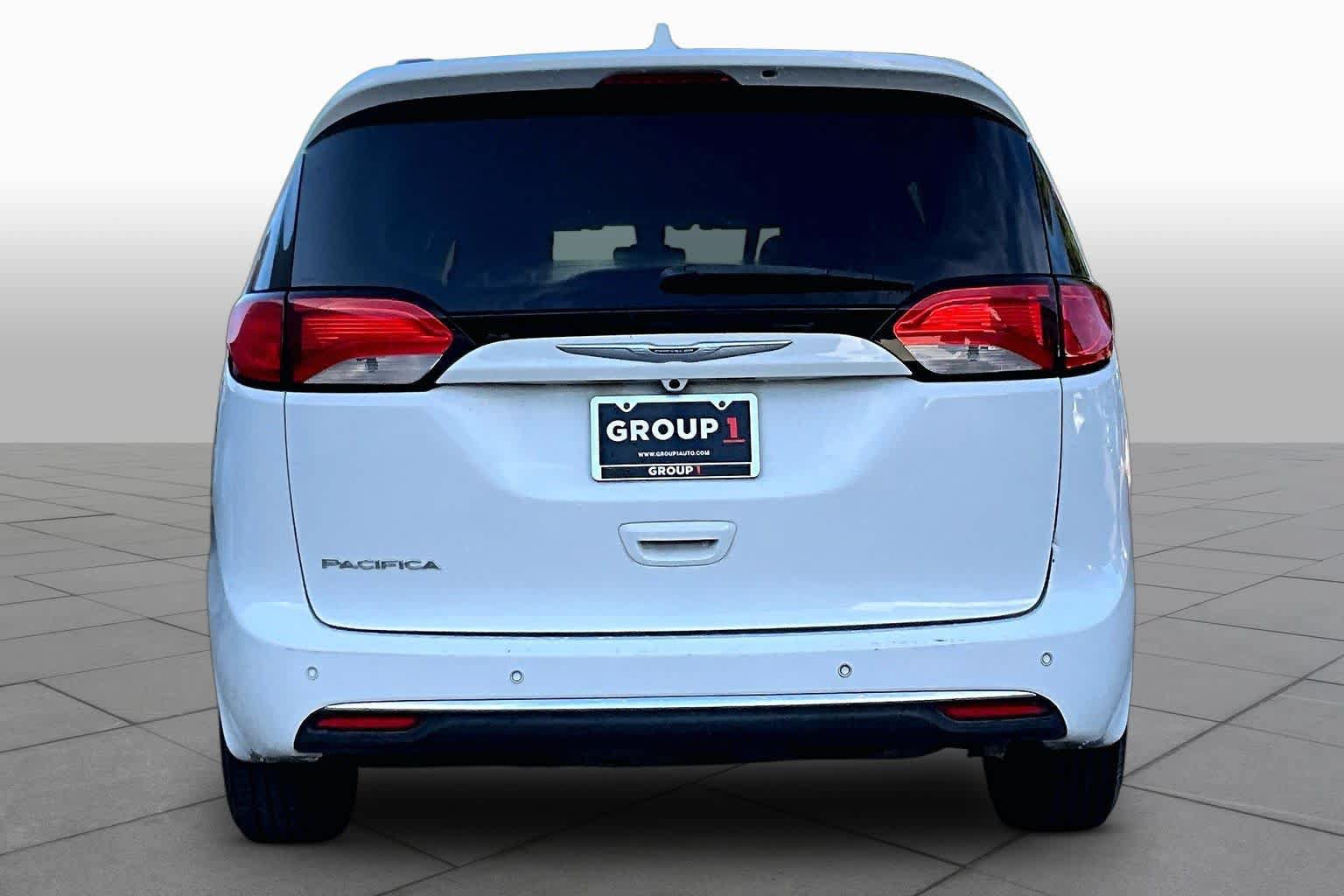 Used 2017 Chrysler Pacifica Touring-L FWD image 5