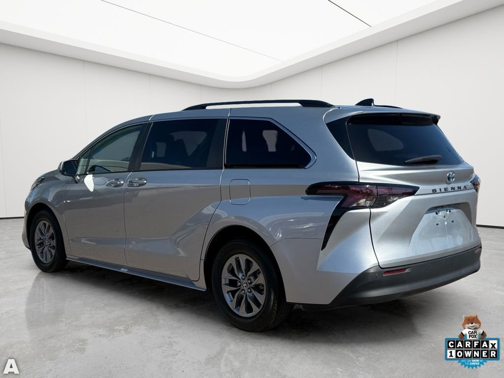 Used 2024 Toyota Sienna XLE FWD image 4