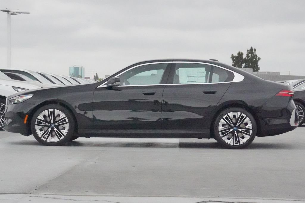 Used 2025 BMW i5 eDrive40i w/ Premium Package image 4