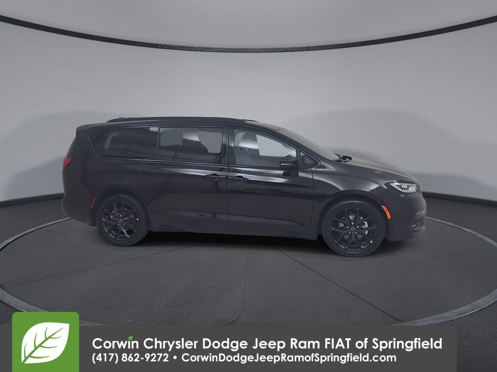 Used 2025 Chrysler Pacifica Limited FWD image 3
