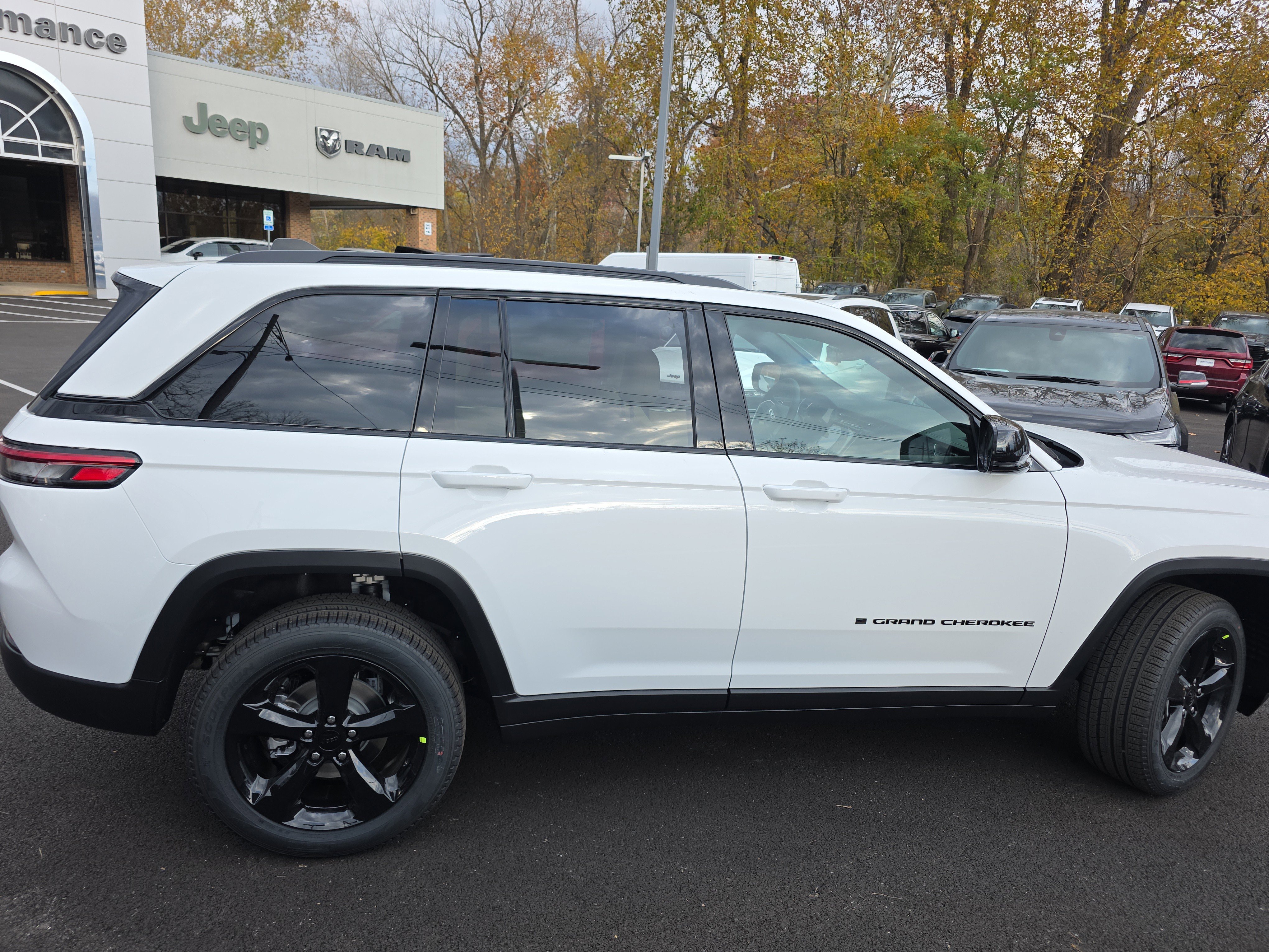 New 2025 Jeep Grand Cherokee Limited w/ Black Appearance Package image 23
